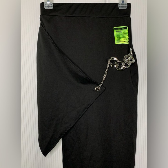 Cape Clique - Black Asymmetrical Skirt With Chain And Patch Detail - Medium / 6 - Picture 3 of 7